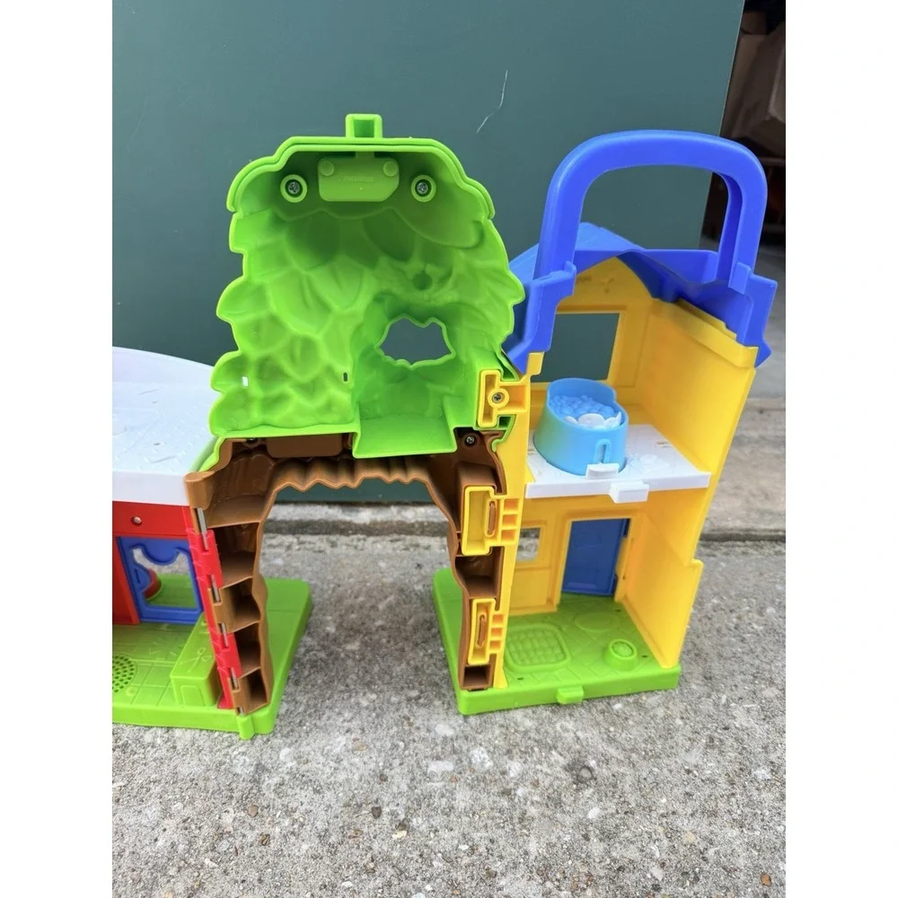 Little People Animal Resuce Adoption Center Vet Hospital Playset by Fisher Price